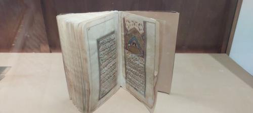 نمایش ۴ جلد کتاب نفیس در موزه آرامگاه بوعلی