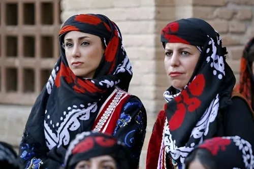 گلونی سربندی که هر نقش و رنگش حکایتی از فرهنگ لرهاست